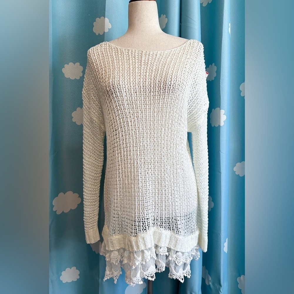 Entro knit mesh top with bottom lace ruffle.